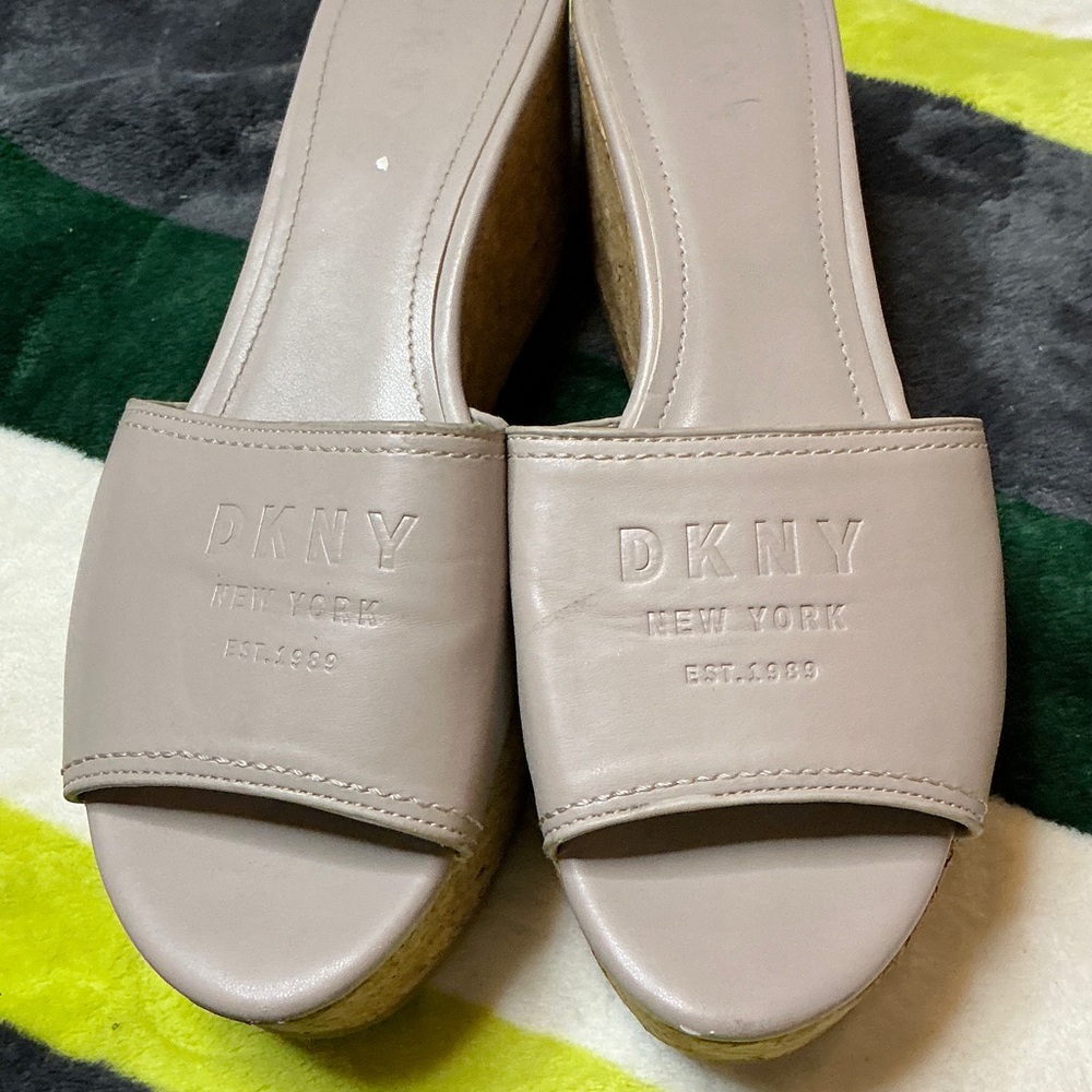 DKNY Women's Taupe Wedge Sandals Size 9 - Picture 9 of 10